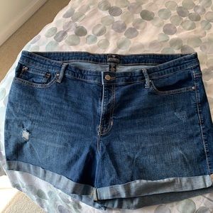 Boyfriend cuff jean short